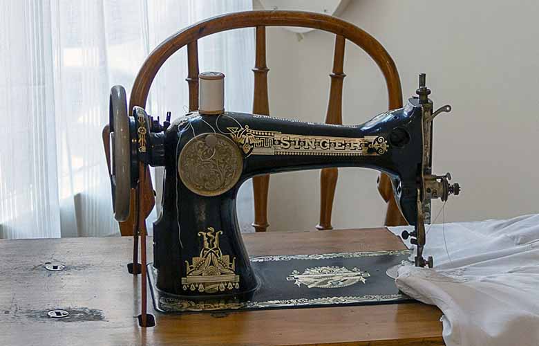 Exposición El Ojo de la Aguja Máquinas de Coser. Colección de máquinas de coser