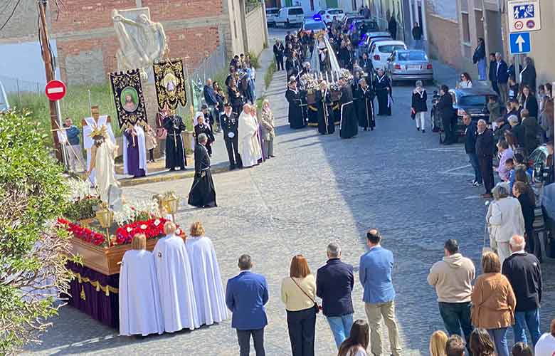 Semana Santa en Utebo, encuentro frente al monumento a los caídos
